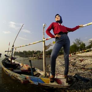 Taman Suroboyo Saat Pagi, Suatu Taman Ditepi Laut Dikawasan Kenjeran - Surabaya