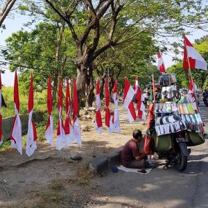 Setiap Mendekati Bulan Agustus, Penjual Bendera Ada Dimana-mana Di Seantero Kota Surabaya