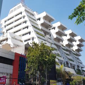 Gedung Intiland Di Jl. Panglima Sudirman - Surabaya, Gedung Dengan Arsitektur Yang Unik